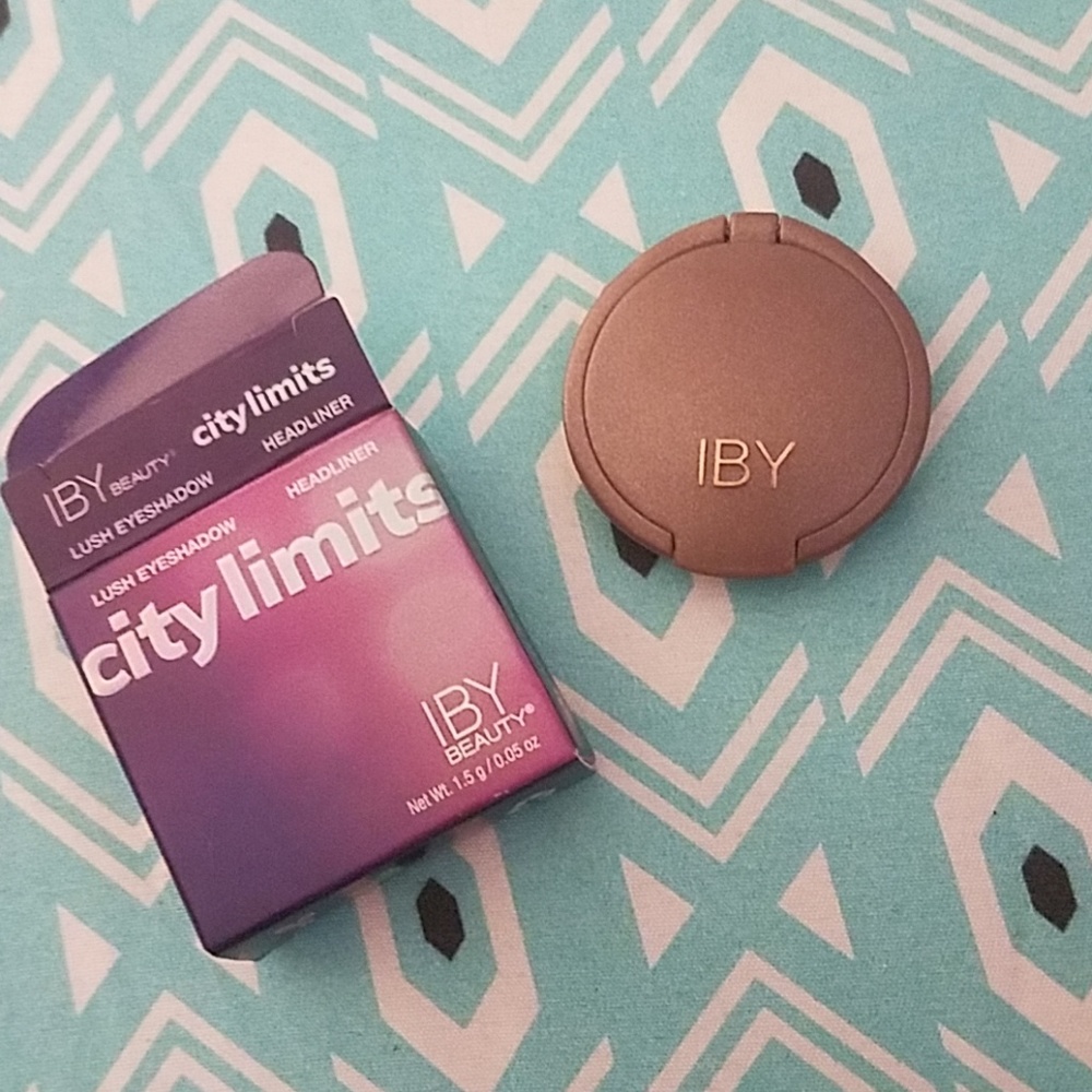 Sample size eyeshadow